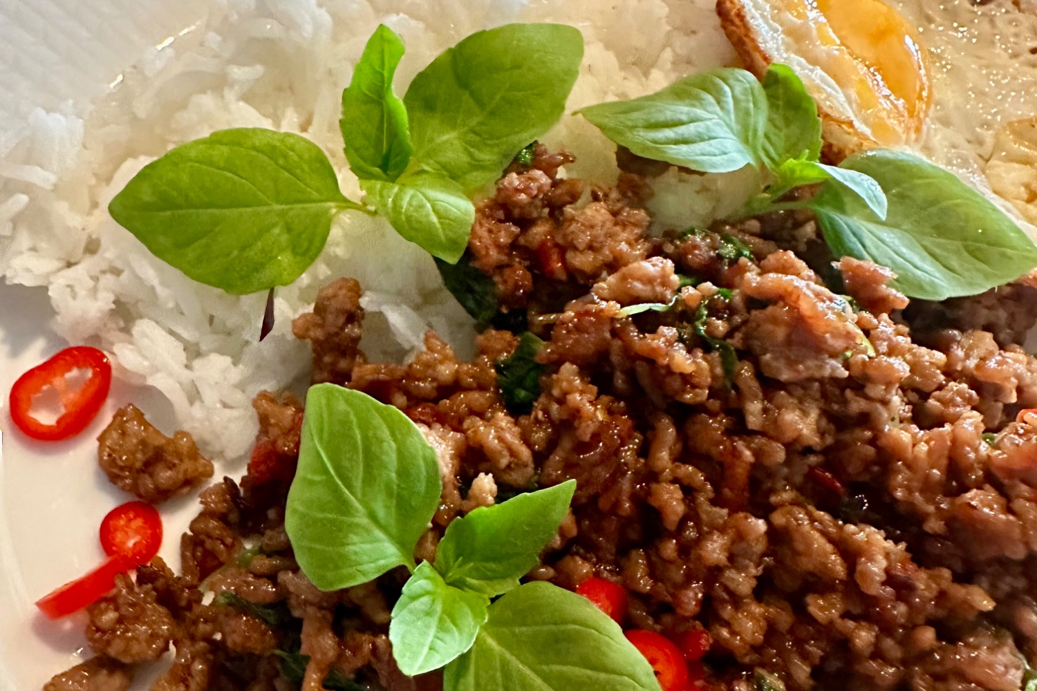 Pad kra pao med fläskfärs, rödlök & krispigt ägg Pad kra pao med fläskfärs, rödlök & krispigt ägg