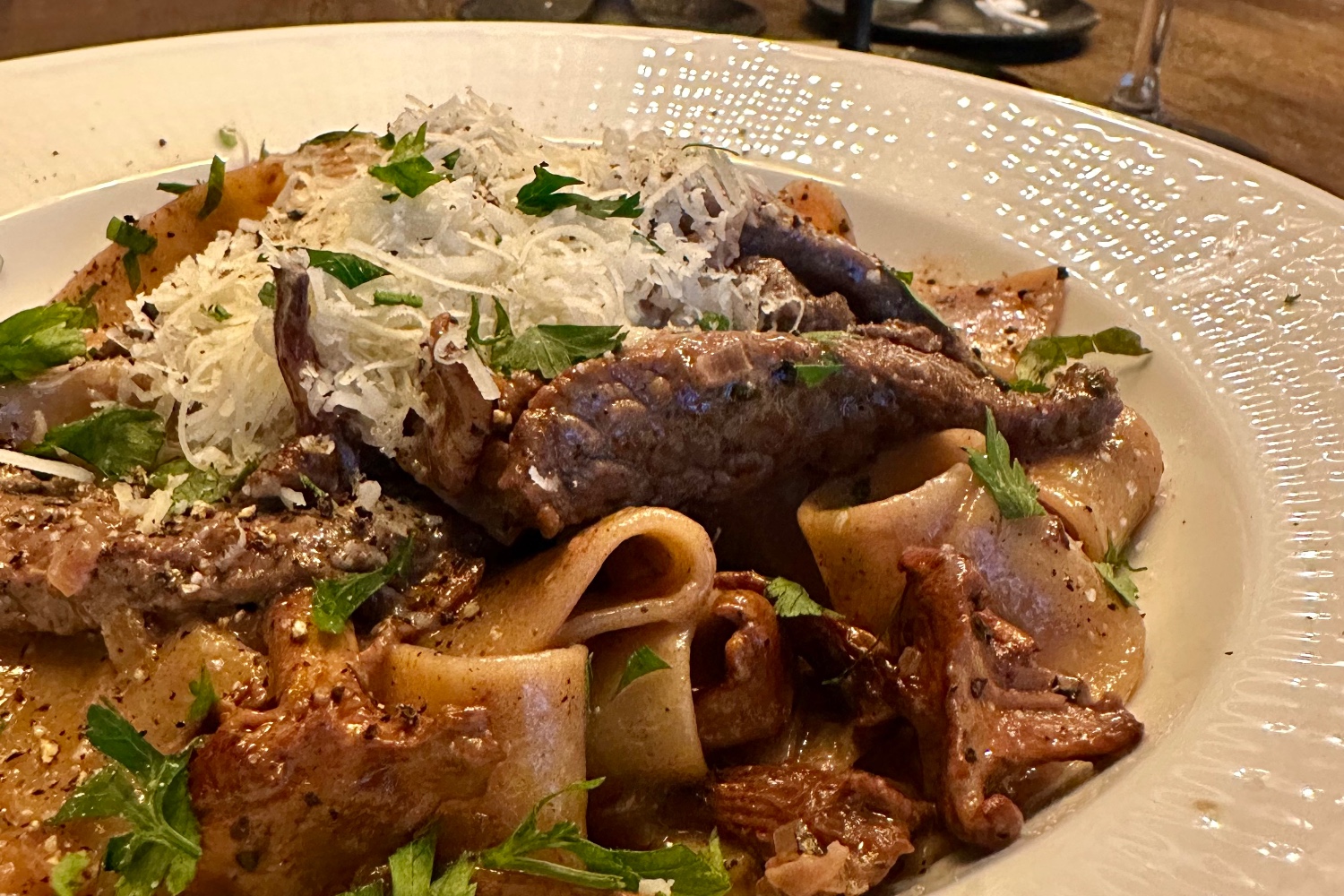 Pappardelle med rostasfil’e, svamp, parmesan & rödvin