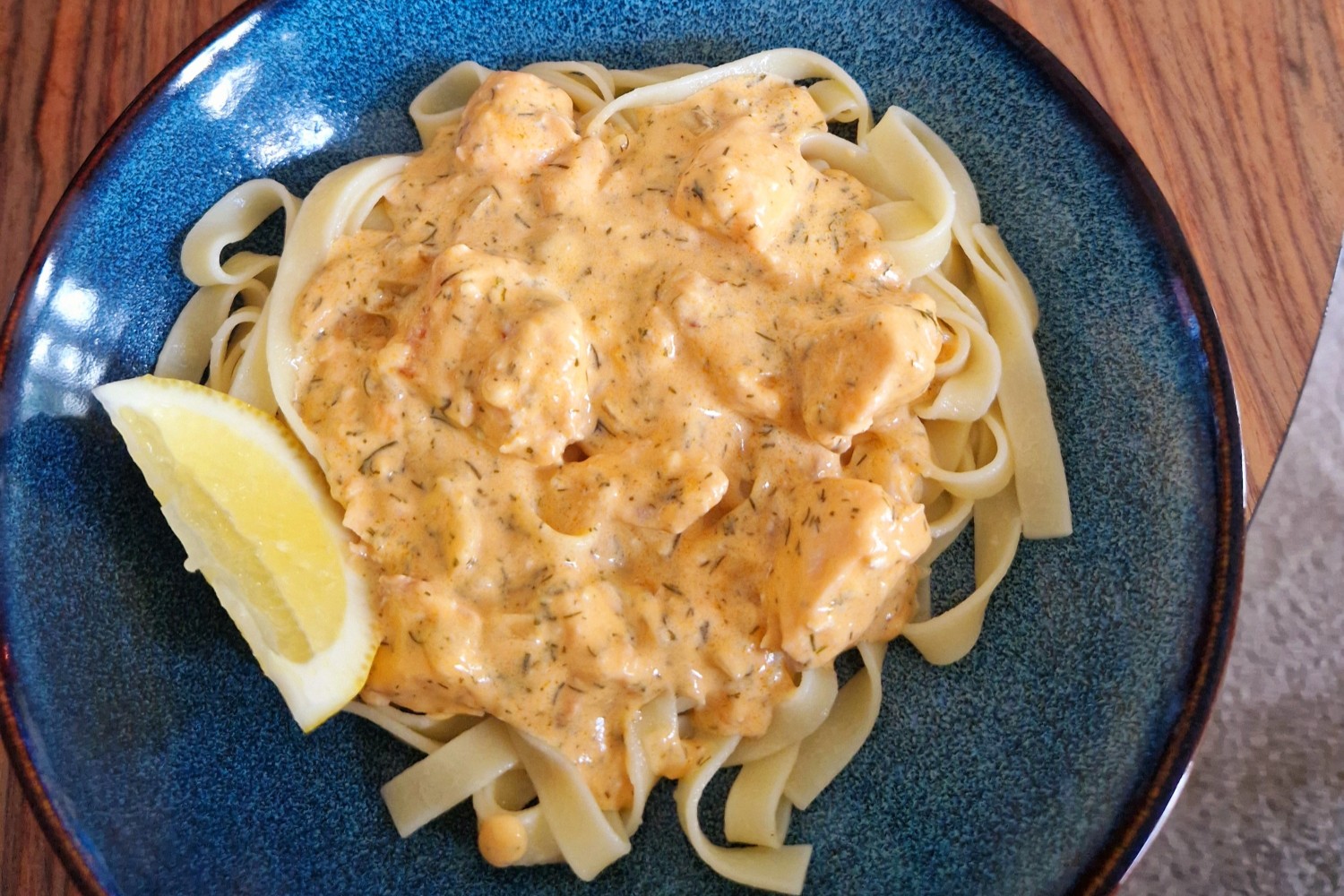 Pasta i gräddig laxsås