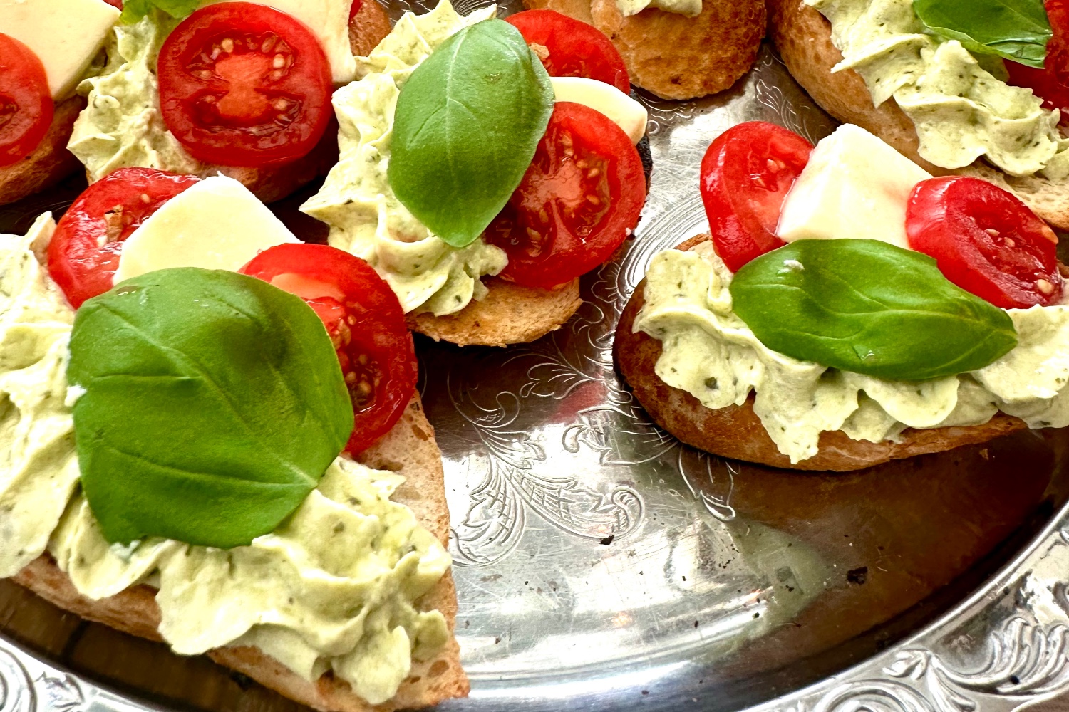 Johans Pestobaguetter med kräm på fetaost, crème fraîche & pesto