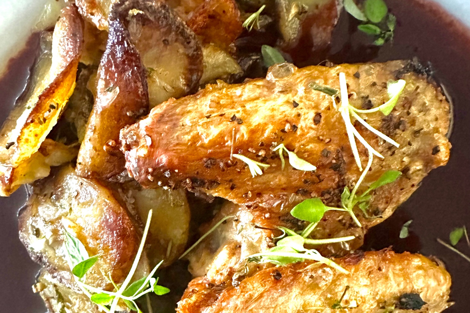 Timjankyckling med råstekt potatis & rödvinssås