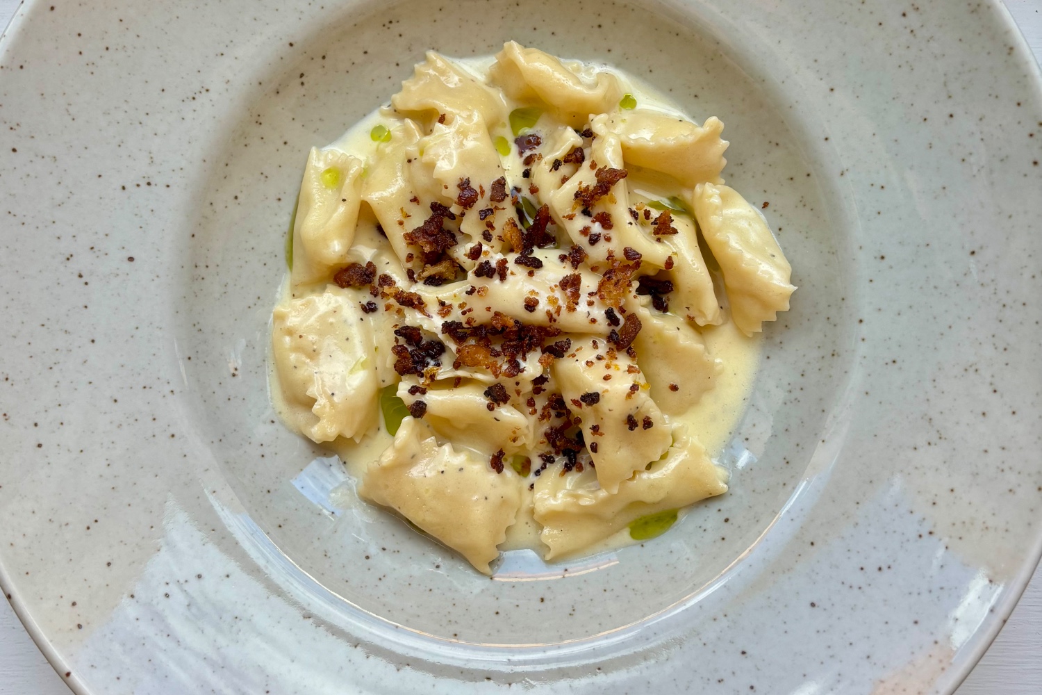 Agnolotti med potatisfyllning och beurre monté