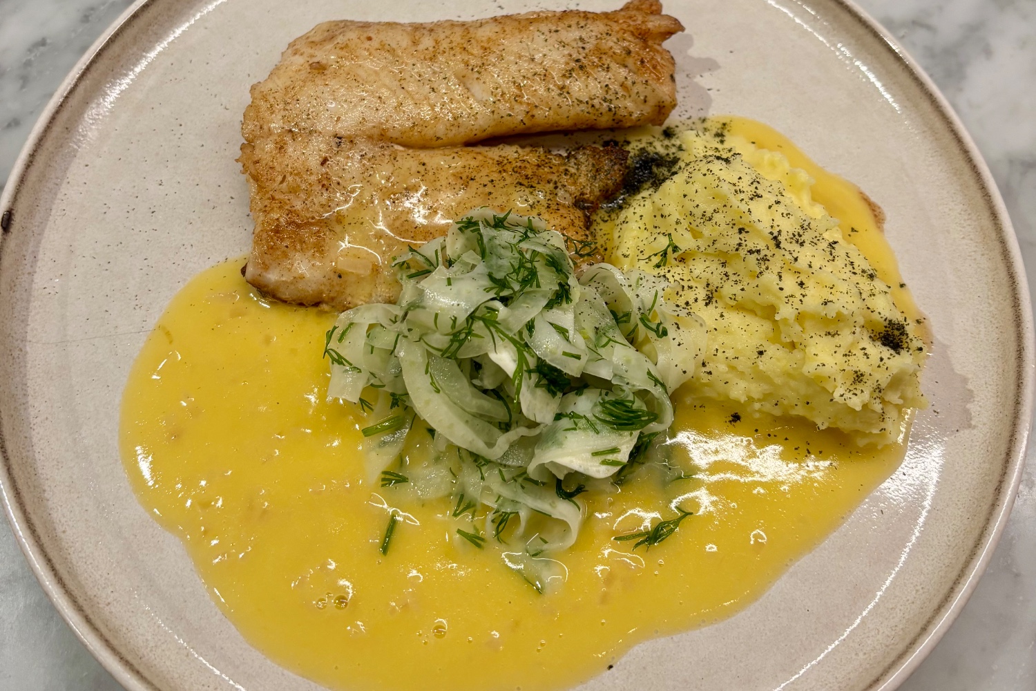 Gös med potatismos, fänkål, beurre blanc och nori