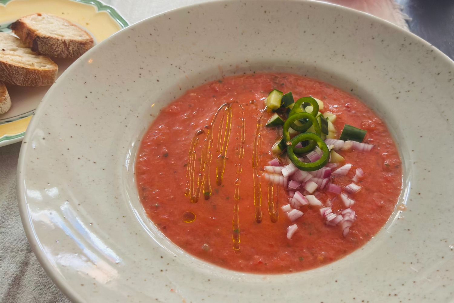 Rustik gazpacho med lite sting