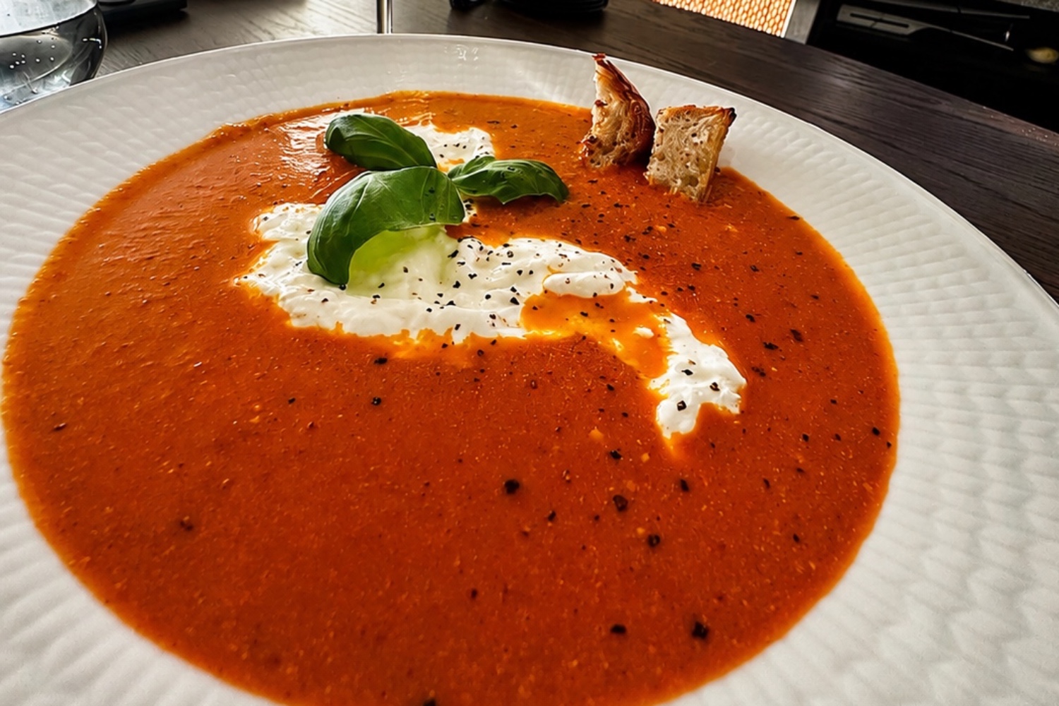 Johans Rostade tomatsoppa med krämig burrata