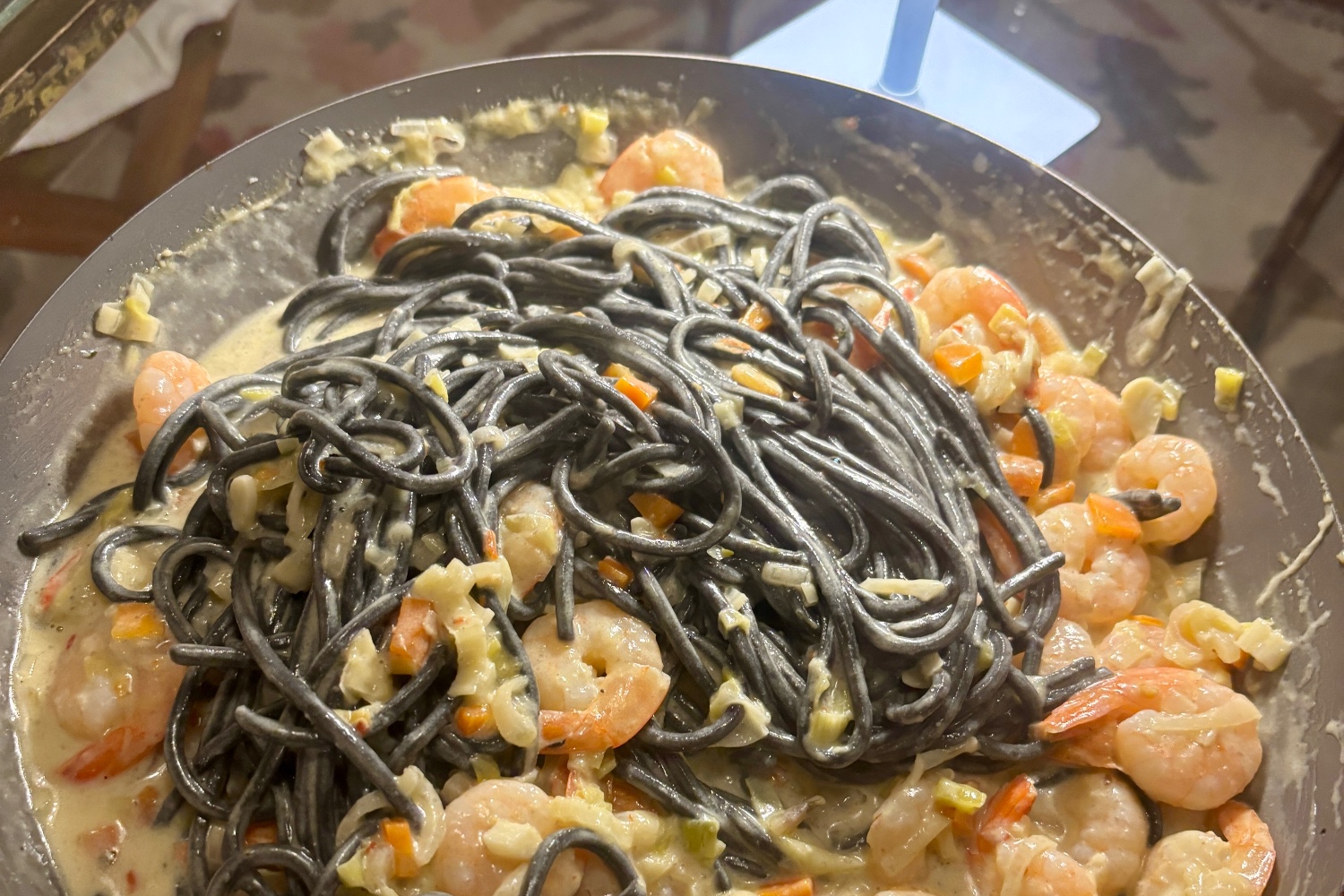 Svart scampipasta