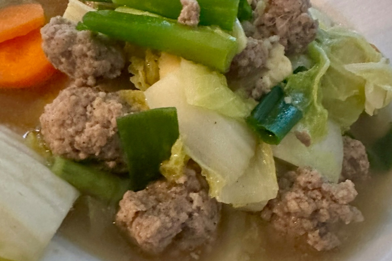 Gaeng jued moo sap.  thailändsk klar soppa med köttbullar & kål