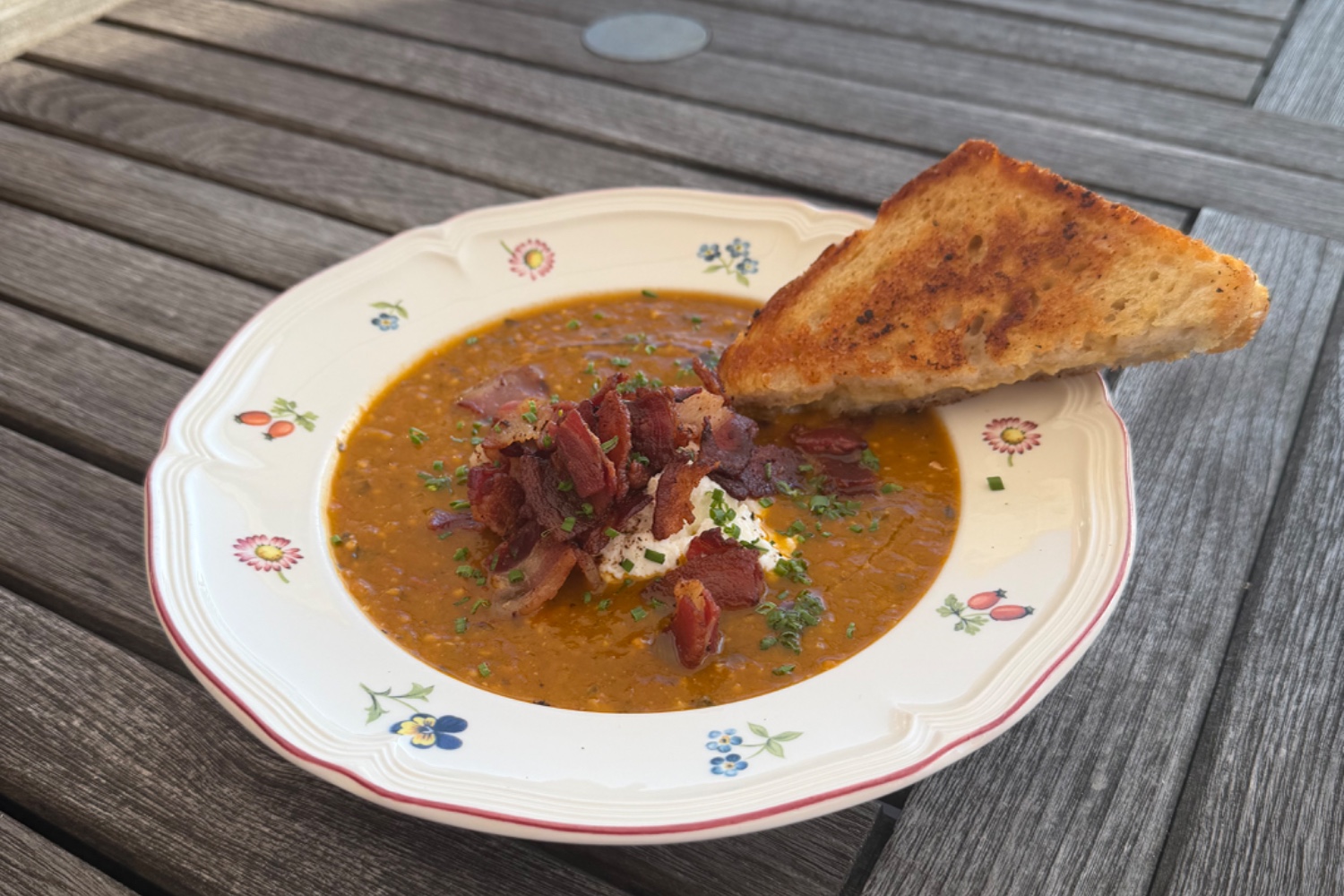 Tomatsoppa och toast med västerbottenost