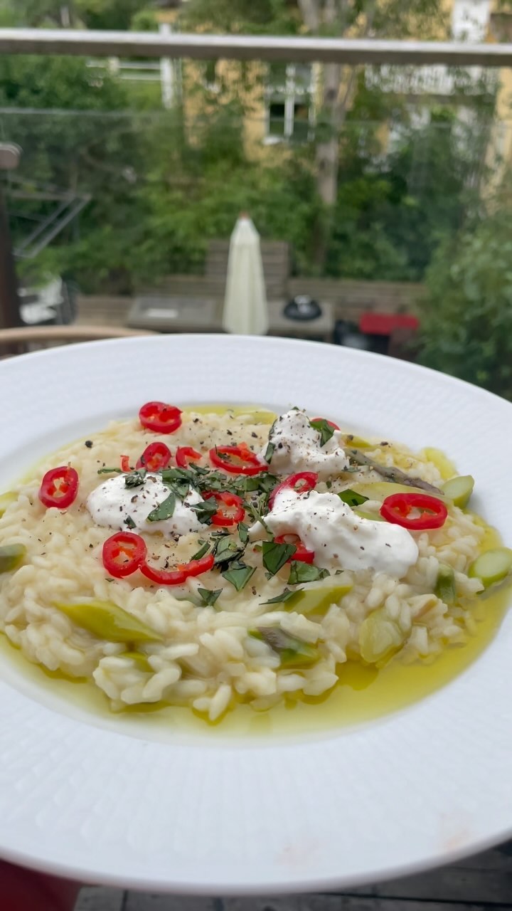 Risotto med sparris, chili och burrata Risotto med sparris, chili och burrata
