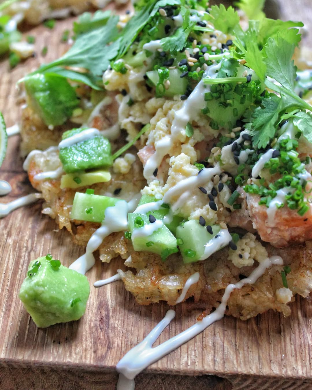 Risvåffla med lax, stekt ägg, gurka, avokado och sesam-lime-majonnäs