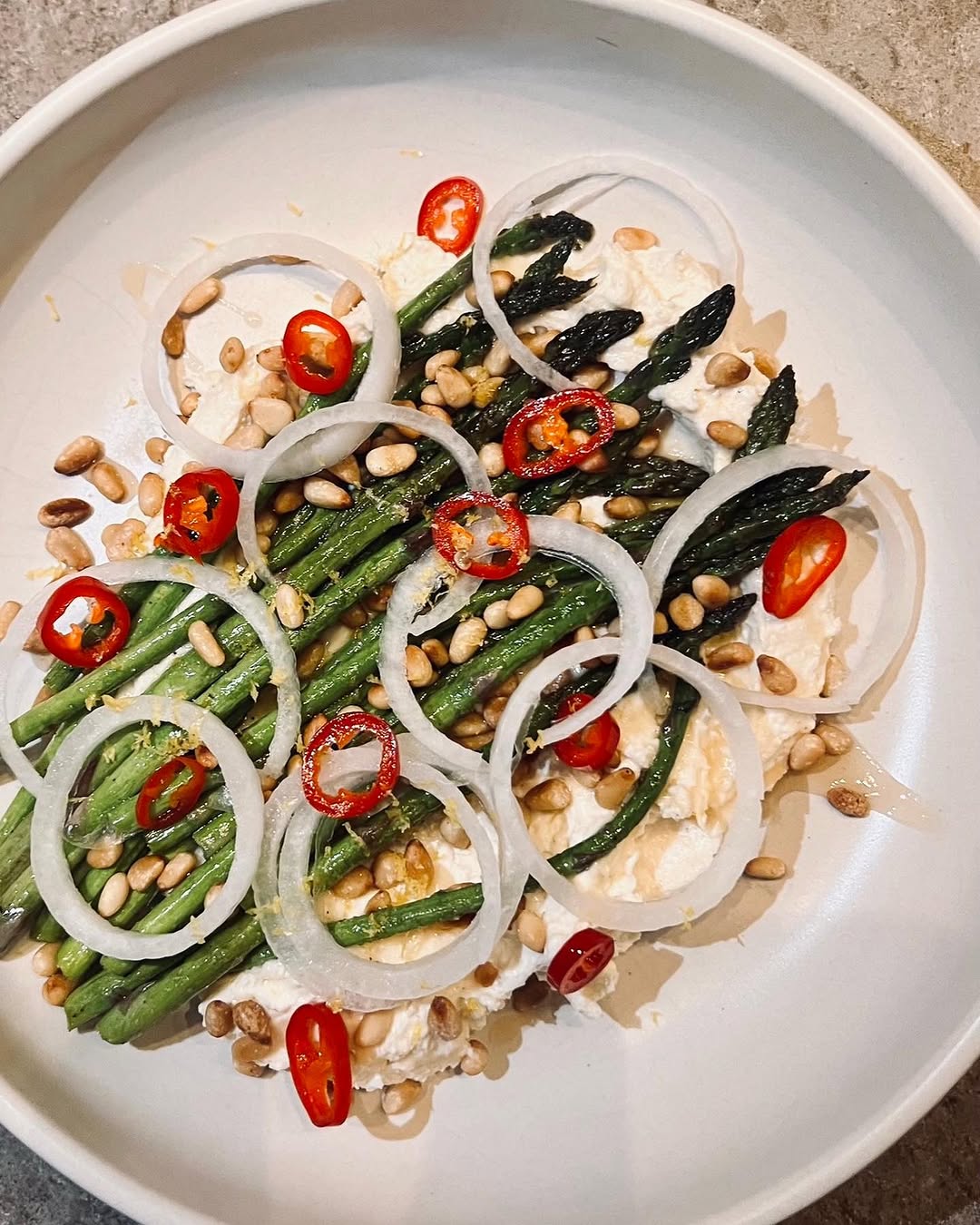 Rostad fetaostkräm med minisparris, inlagd chili och honung