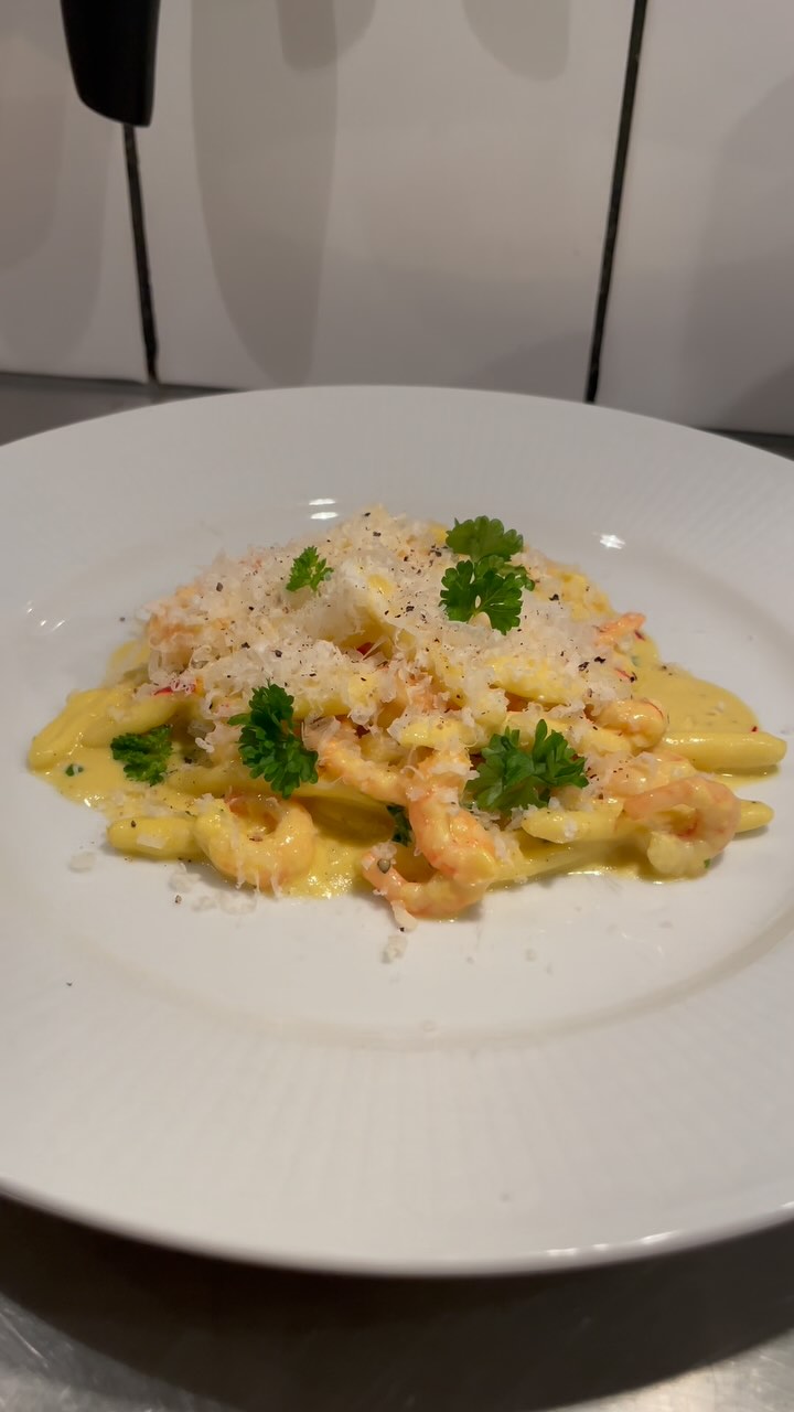 Saffranspasta med räkor