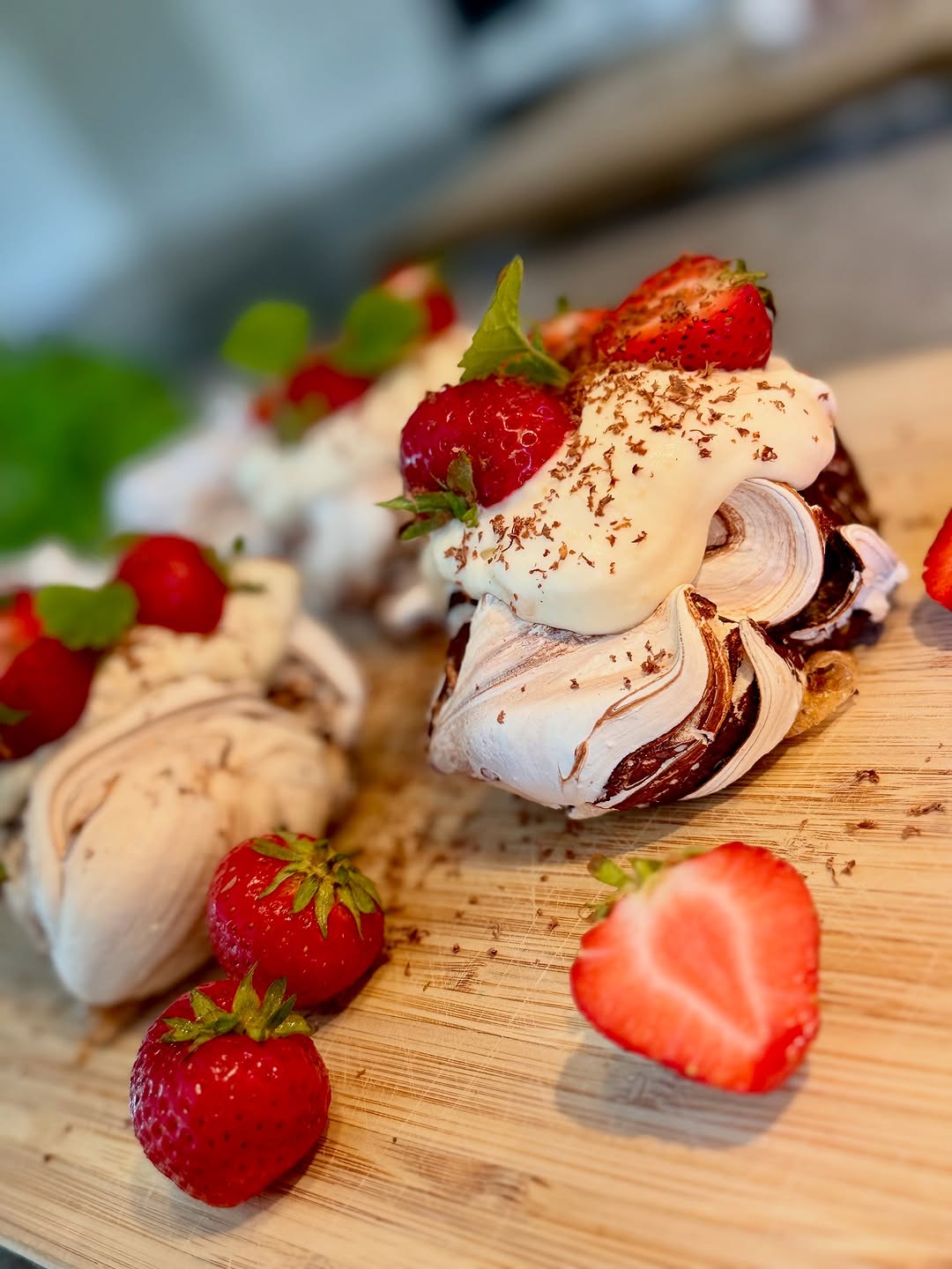 Schweizisk chokladmaräng med lemon curd-grädde och jordgubbar
