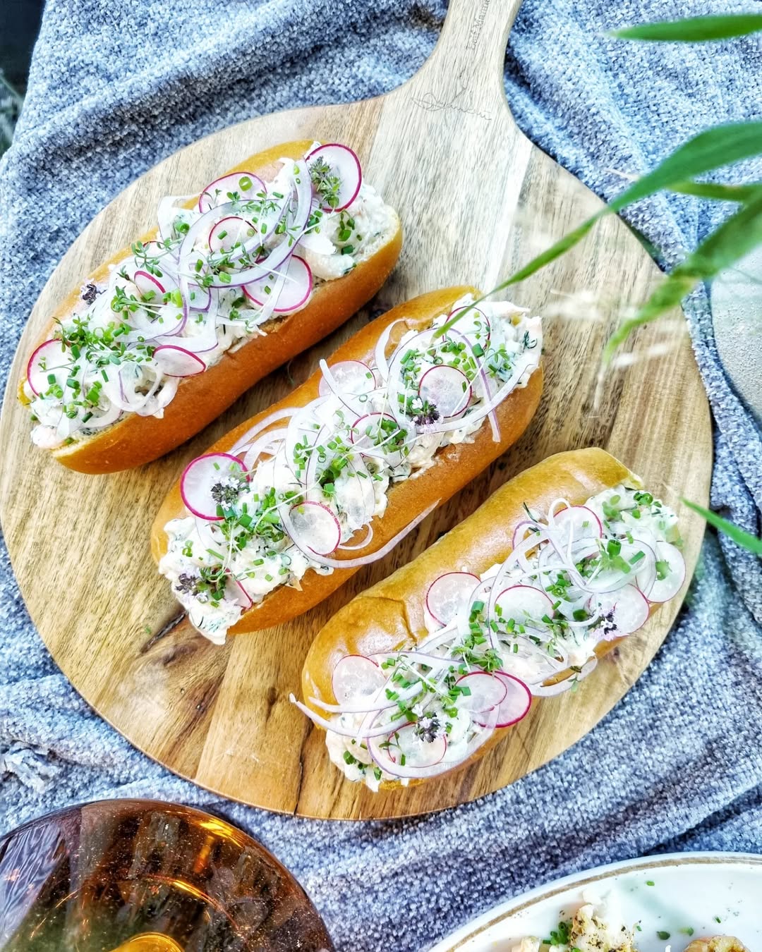 Shrimproll och gratinerade kräftor med somriga tillbehör