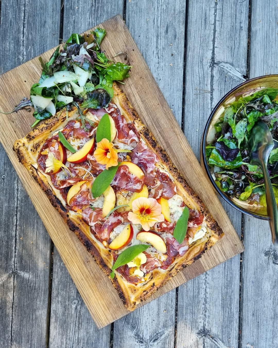 Smördegspizza med nektarin, Coppa och tryffelpecorino