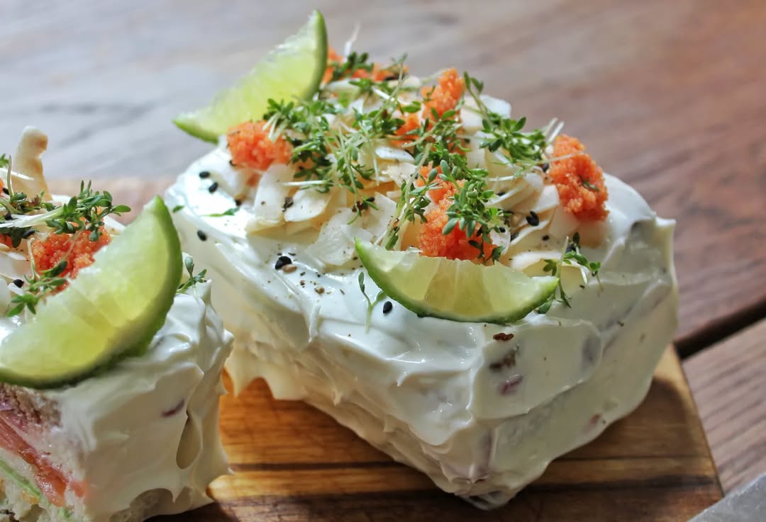 Smörgåstårta med asiatiska och nordiska smaker för en