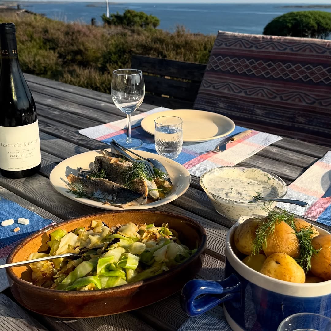 Smörstekt makrill med spetskål, färskpotatis och örtsås