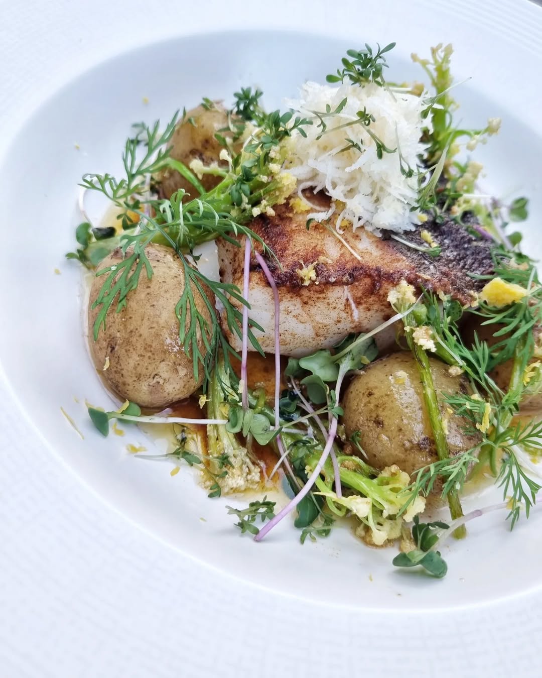 Ugnsbakad torskrygg med brynt smörsås och spetskål