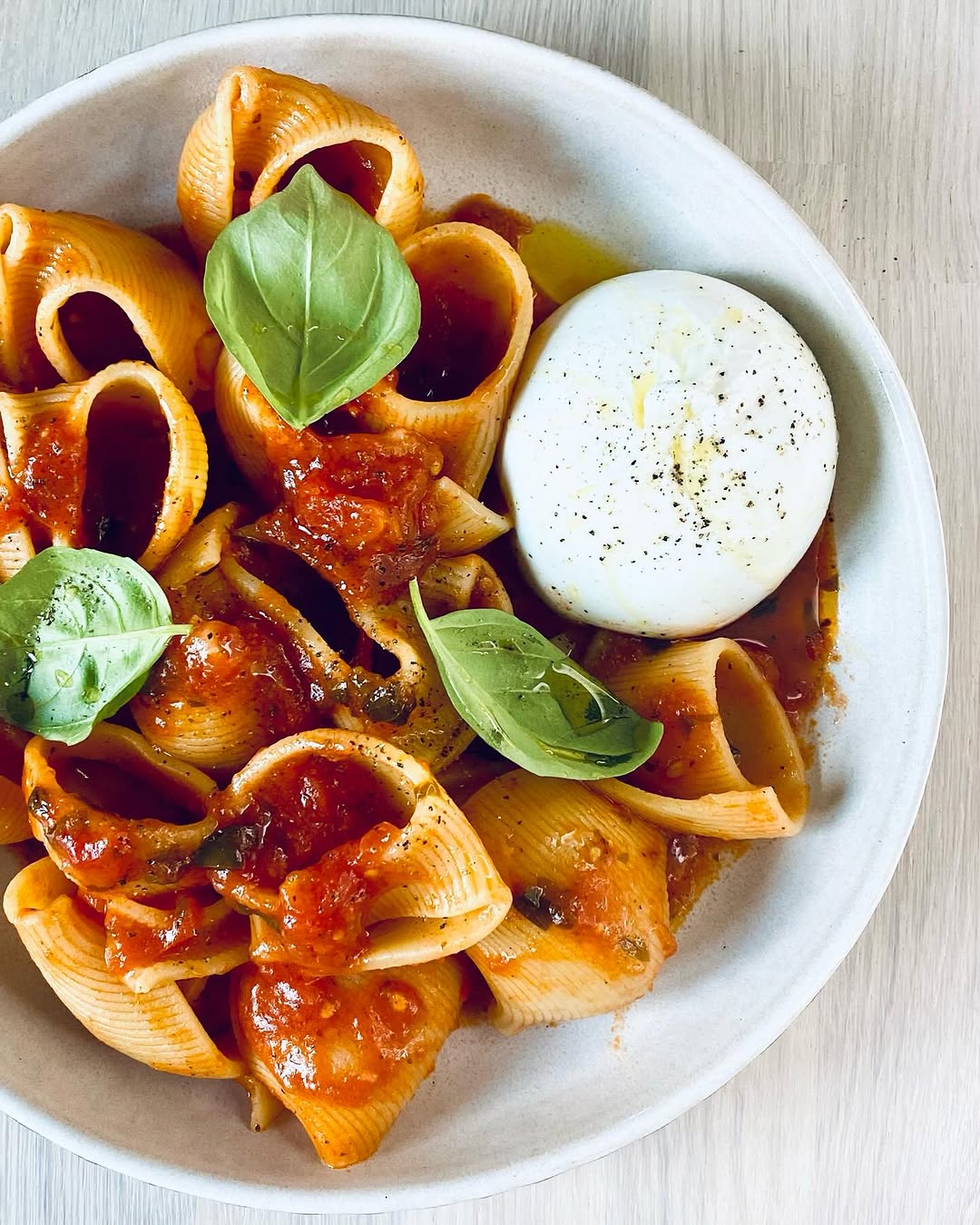 Snabb tomatsås med pasta och burrata Snabb tomatsås med pasta och burrata