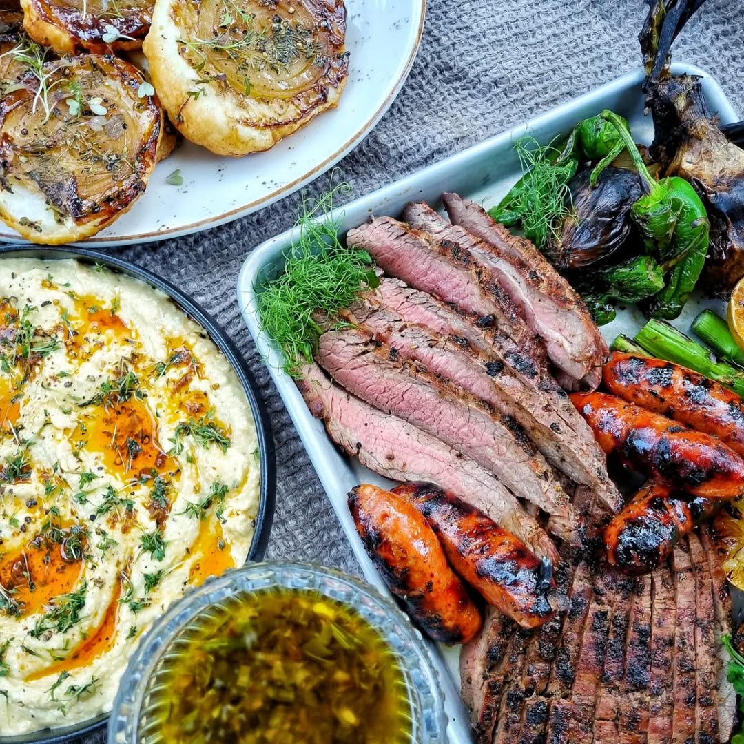 Sommargrill med flankstek, chorizo och ostfyllda padrones Sommargrill med flankstek, chorizo och ostfyllda padrones
