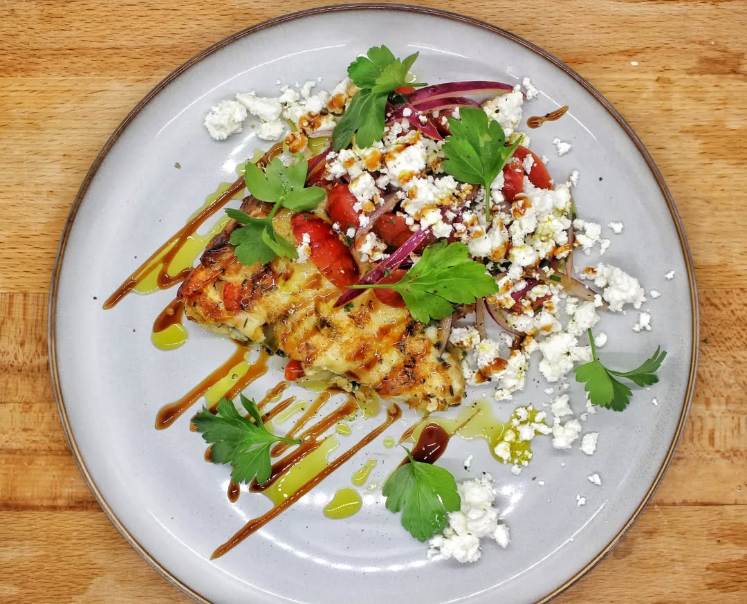 Spansk bondpaj med tomatsallad och fetaost Spansk bondpaj med tomatsallad och fetaost
