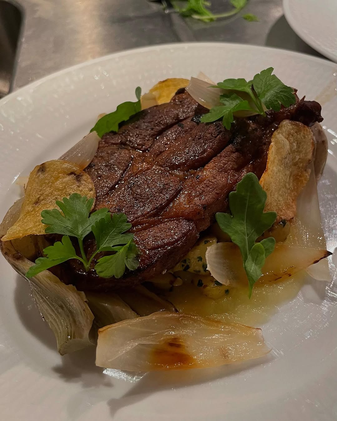 Stekt fläskkarré med äppelmos och smörstekt potatis