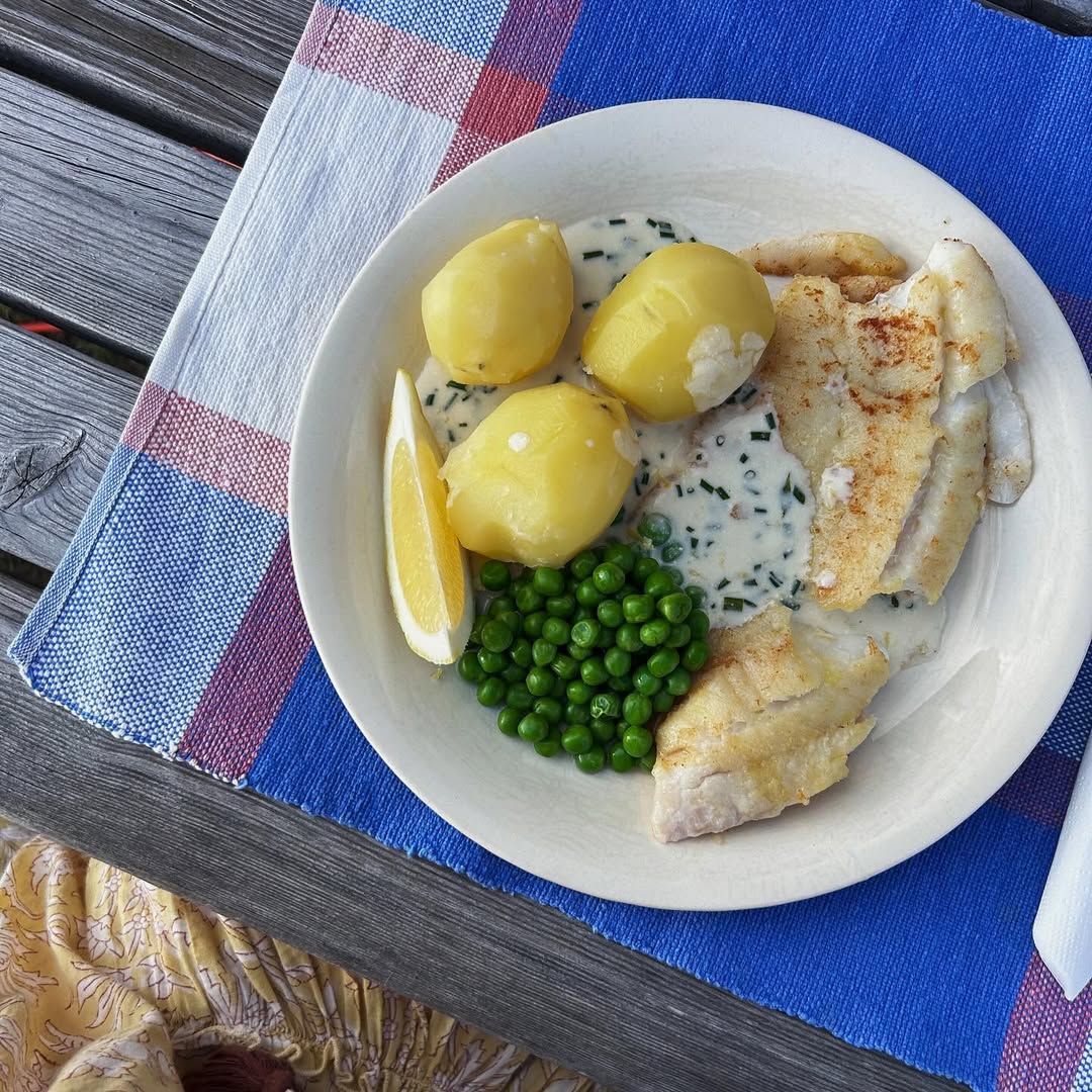 Stekt kolja med ärtor, färskpotatis och citronsås
