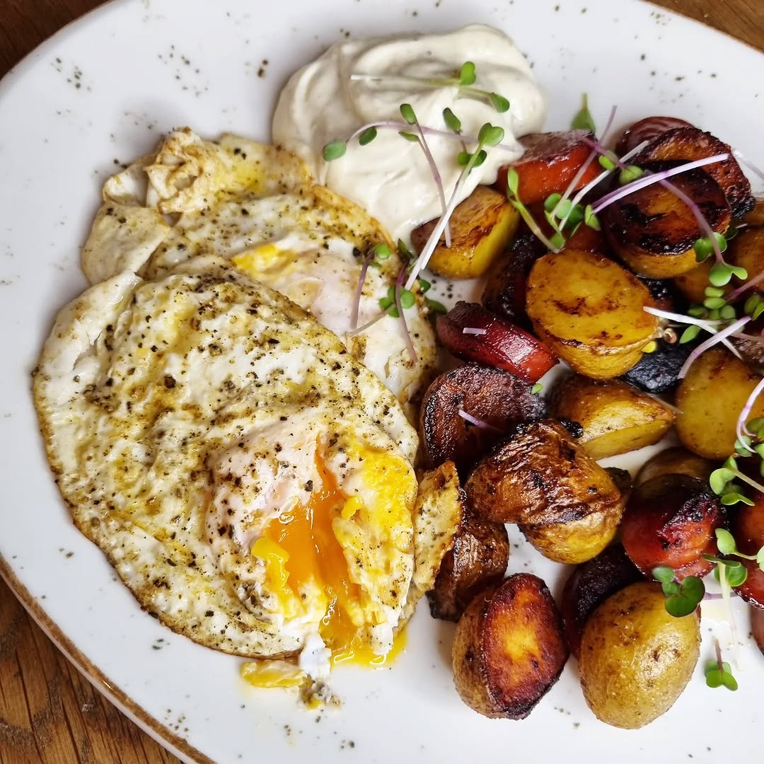Stekt korv, potatis och ägg med senapsmajo Stekt korv, potatis och ägg med senapsmajo