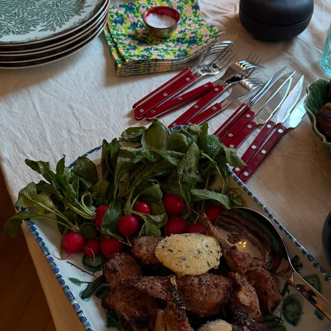 Stekta lammracks med vitlökssmör, haricots verts och rädisor Stekta lammracks med vitlökssmör, haricots verts och rädisor
