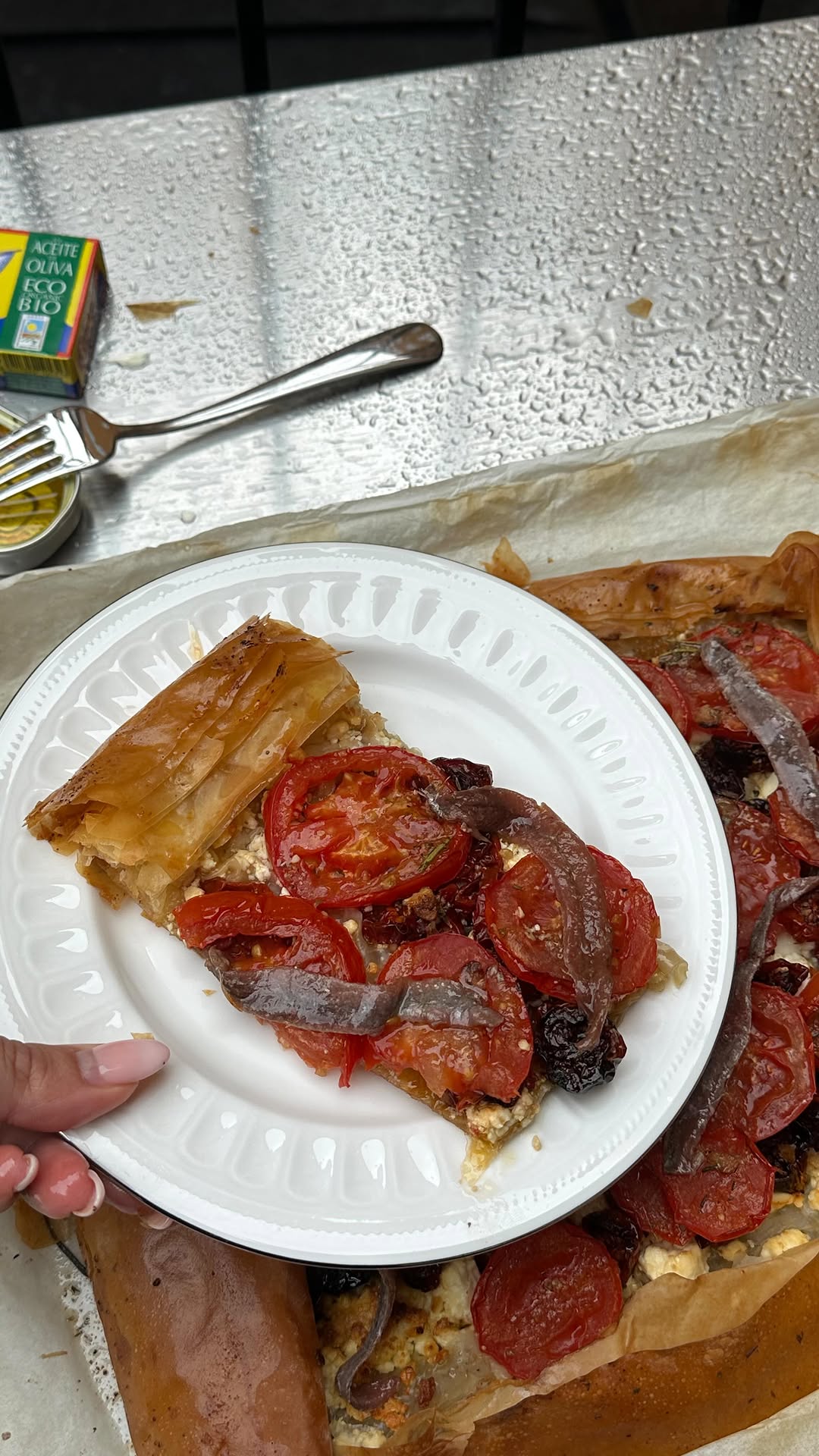 Tomattarte på filodeg med sardeller och vitost