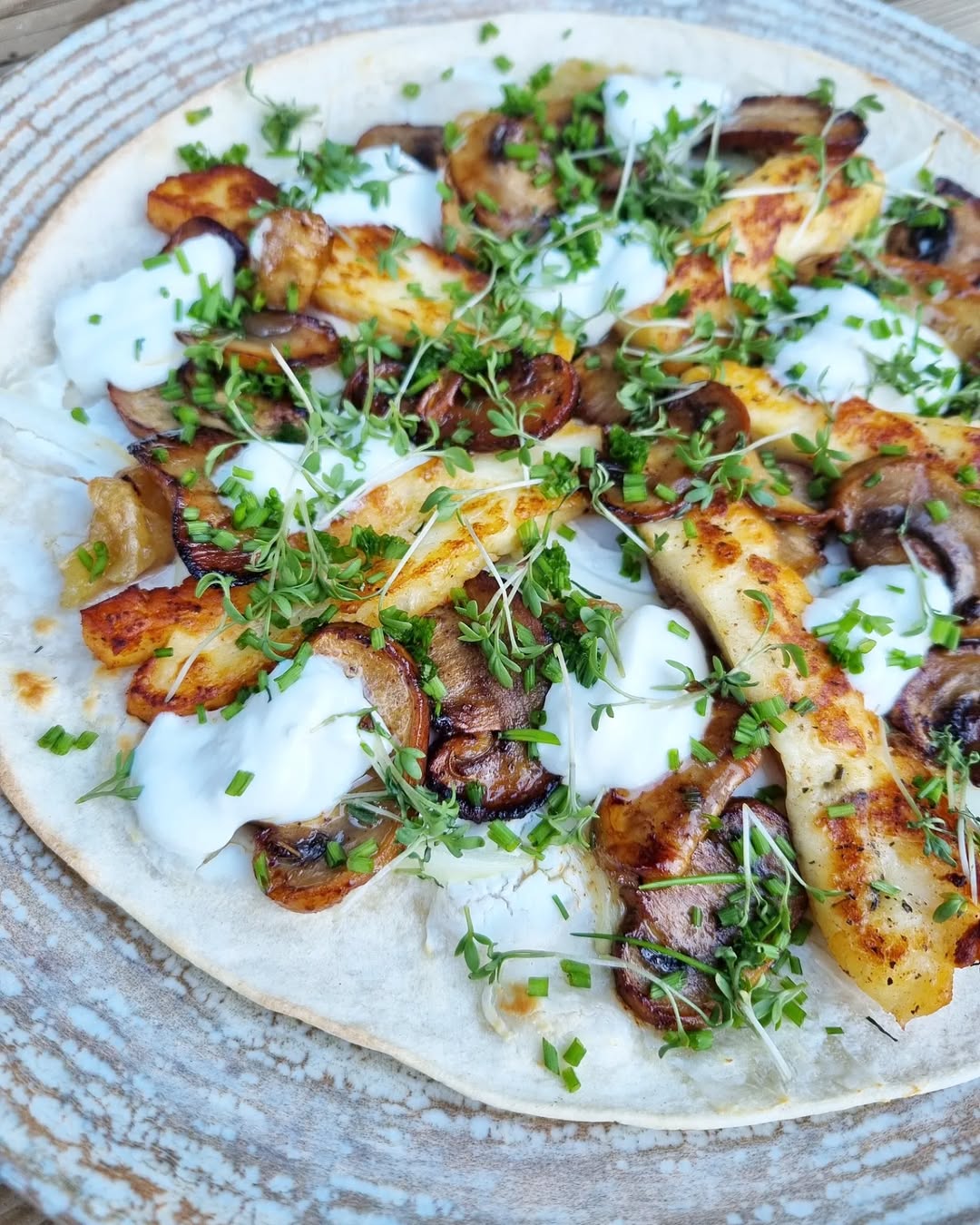 Tortillapizza med chèvrefärskost och halloumi
