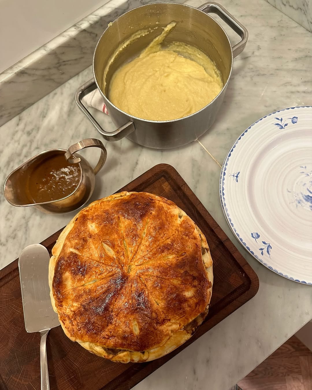 Viltpaj med älgfransyska och champinjoner