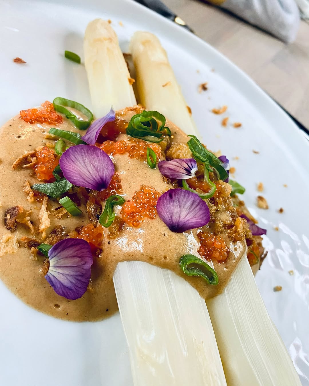 Vit sparris med brynt hollandaisesås