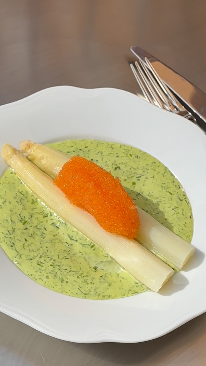 Vit sparris med ramslöksmajonnäs och Kalix löjrom