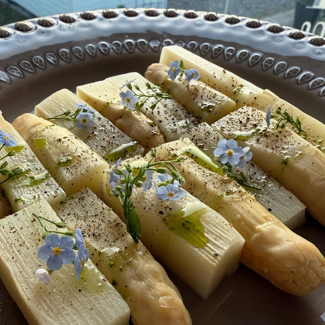 Vit sparris med ramslöksolja och förgätmigej