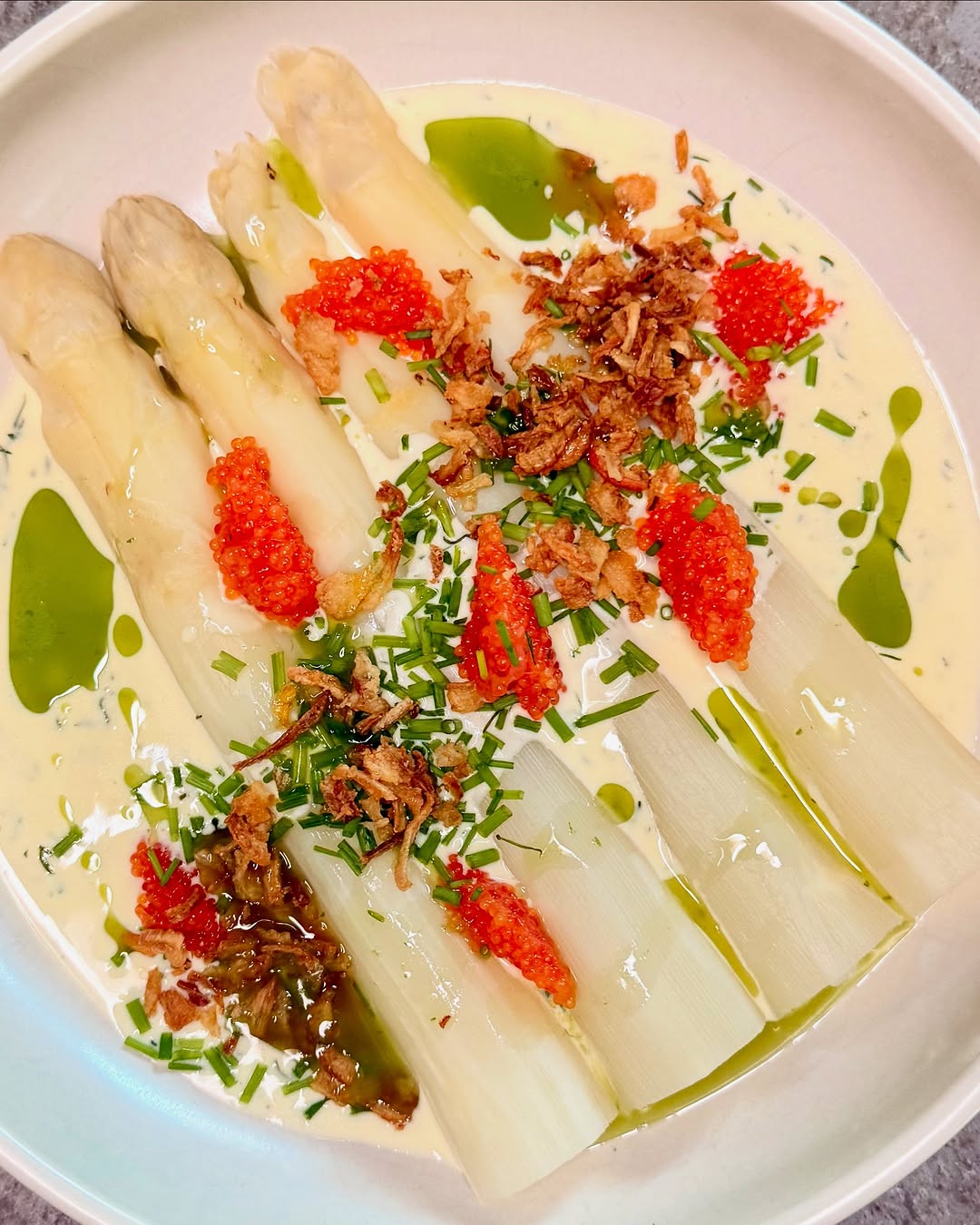 Vit sparris med sandefjordsås och gräslöksolja