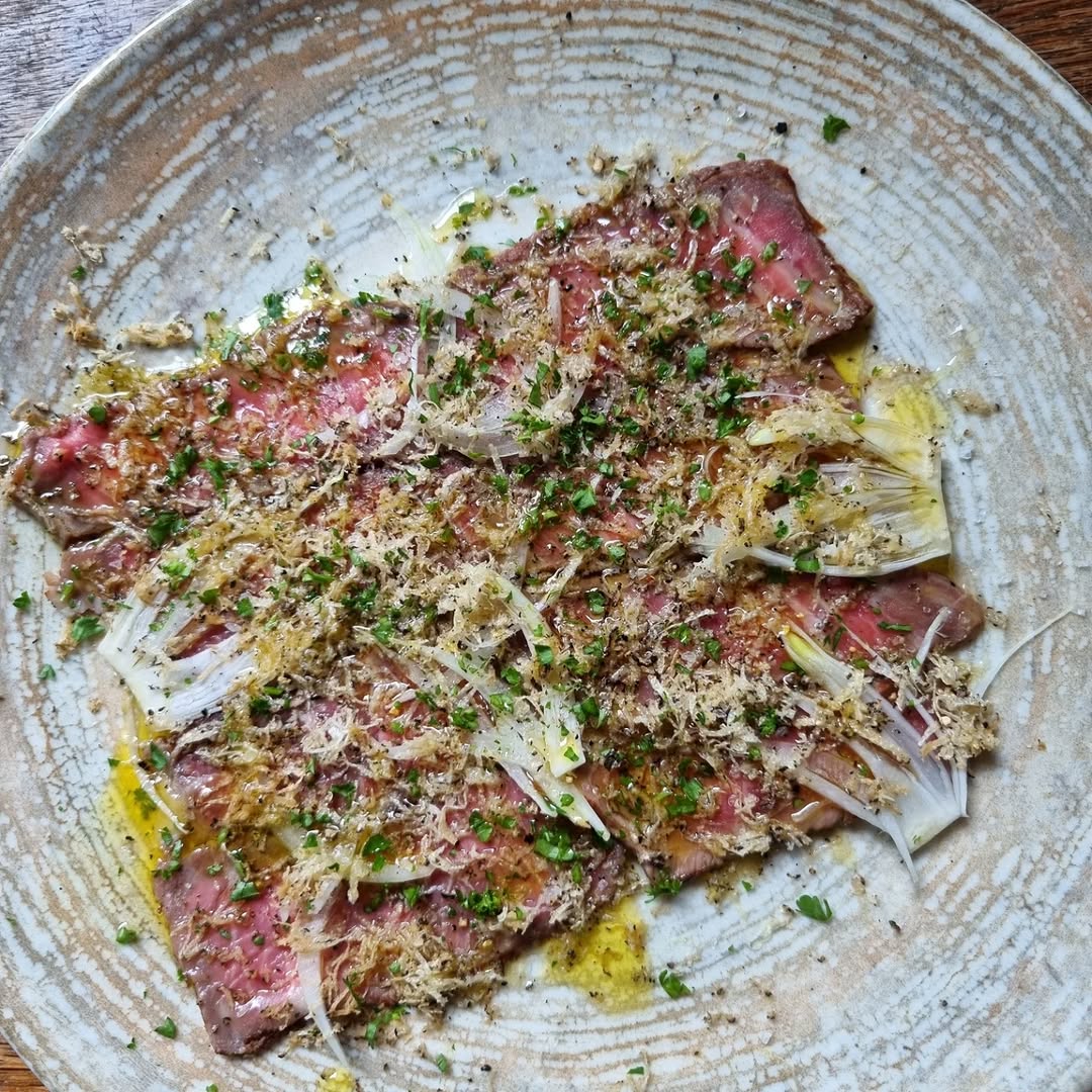Wagyu carpaccio med sommartryffel och vinäger