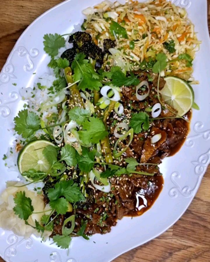 Yakiniku på lövbiff med ris, kålsallad & sesamstekt broccoli